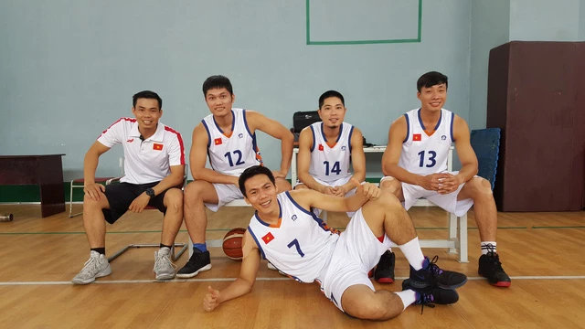 HLV phó Phan Thanh Cảnh (ngoài cùng bìa trái) chụp ảnh vui vẻ với 1 số tuyển thủ sau buổi tập.