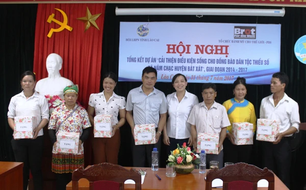 Tặng quà cho các gia đình tiêu biểu trong thực hiện dự án.