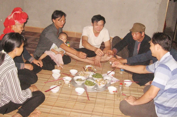 Con cháu chúc mừng sinh nhật bố mẹ.