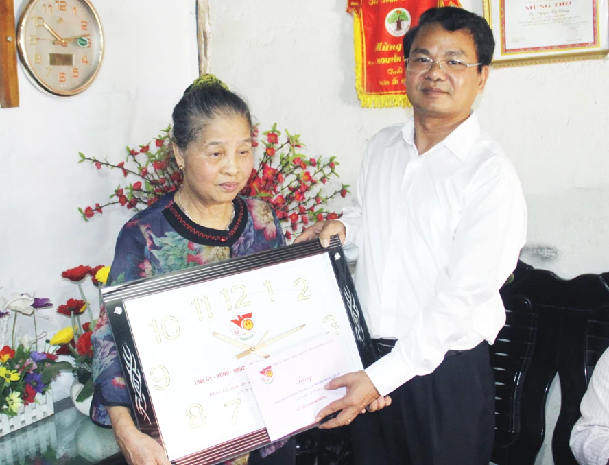 Tặng quà bà Nguyễn Thị Thắng (thị trấn Bắc Hà), vợ liệt sỹ.