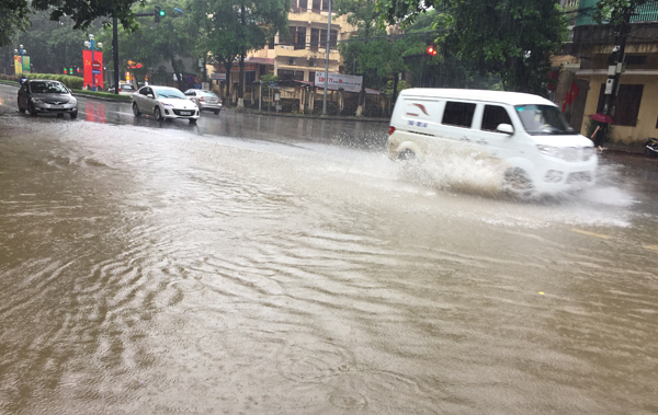 Một tuyến phố ở phường Duyên Hải bị ngập sâu trong nước. Nhiều đoạn trên đường Hoàng Liên ngập nước gây khó khăn cho các phương tiện tham gia giao thông. Đường Nhạc Sơn (đoạn qua phường Kim Tân) ngập sâu trong nước. Bùn đất từ trên đồi tràn xuống phố Lê Thanh (đoạn qua phường Bắc Cường). Đoạn Quốc lộ 4E qua địa bàn phường Bắc Cường bị ngập sâu trong nước. Lực lượng cảnh sát giao thông có mặt kịp thời để đảm bảo an toàn giao thông trên Quốc lộ 4E (đoạn qua thành phố Lào Cai). Người dân phường Bắc Cường tham gia dọn bùn, đất, khơi thông hệ thống thoát nước.