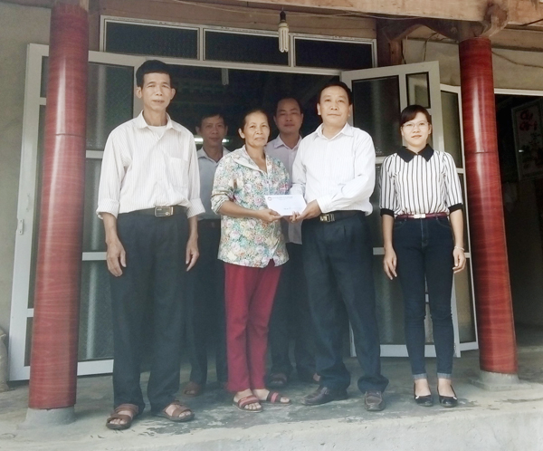 Trao quà cho gia đình bà Trần Thị Tâm, xã Khánh Yên Hạ, thân nhân người có công với cách mạng. Trao quà cho gia đình bà Trần Thị Tâm, xã Khánh Yên Hạ, thân nhân người có công với cách mạng.