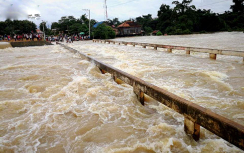 Nước lũ nhấn chìm chiếc cầu ở tỉnh Stung Treng.