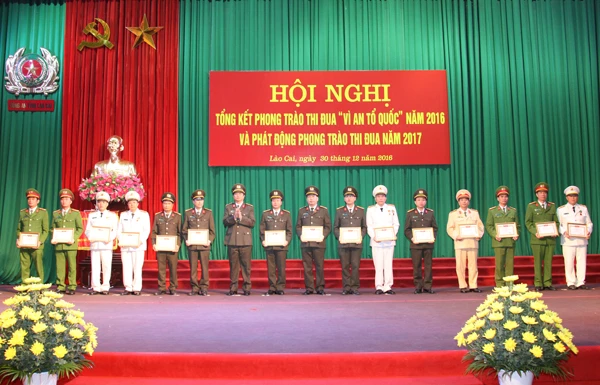 Khen thưởng các tập thể, cá nhân có thành tích xuất sắc trong phong trào thi đua “Vì an ninh Tổ quốc”.