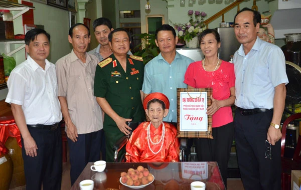 Đoàn công tác tặng quà, chụp ảnh lưu niệm cùng gia đình. Đoàn công tác tặng quà, chụp ảnh lưu niệm cùng gia đình.