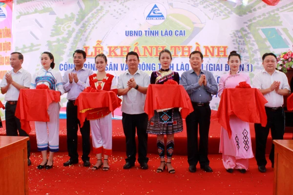 Các đồng chí lãnh đạo tỉnh cắt băng khánh thành Sân vận động tỉnh.