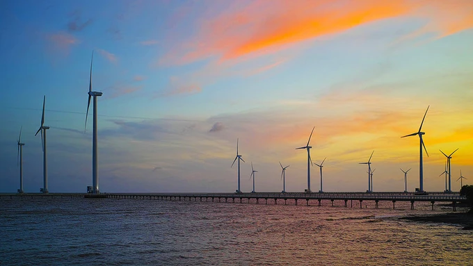 Cách Sài Gòn 290 km, tỉnh Bạc Liêu gần đây thu hút đông đảo bạn trẻ bởi hình ảnh của những cánh quạt gió lớn tại ấp Biển Đông A, xã Vĩnh Trạch Đông. Toàn khu vực có tổng cộng 62 cột tháp và tuabin được đặt ngay trên biển. Nhìn hình, nhiều người không ngờ cánh đồng quạt gió này ở Việt Nam. Do đó, rất nhiều bạn trẻ thích chụp ảnh đã tìm đến khi biết địa điểm này. Mỗi cột tuabin cao 80 m, có đường kính 4m và nặng trên 200 tấn, được chế tạo bằng thép không gỉ. Những cánh quạt có chiều dài 42 m được làm bằng loại nhựa đặc biệt, khi thời tiết xấu có thể gập gọn lại để tránh hư hỏng. Góc được nhiều bạn trẻ chọn chụp hình nhất là con đường xi măng màu nền và bản thân nổi bật trên khuôn hình. Khi đến đây, du khách cần lưu ý phải xin phép người canh gác mới vào được vì không phải khu vực nào của cánh đồng cũng được vào tham quan và chụp hình thoải mái. Thời gian đẹp nhất để khám phá những chiếc "chong chóng" khổng lồ này là lúc chiều tối, khi hoàng hôn buông dần trên biển, ánh nắng vàng nhẹ chiếu lên những cột tháp tạo nên khung cảnh lãng mạn. Khung cảnh nên thơ này không chỉ khiến Bạc Liêu hút khách mà còn trở thành địa điểm “đưa nhau đi trốn” của các cặp đôi.