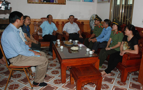 Phó Chủ tịch UBND tỉnh Nguyễn Hữu Thể thăm hỏi, động viên gia đình ông Trần Kim Ngọc, con liệt sỹ Trần Kim Chiến (phường Kim Tân).