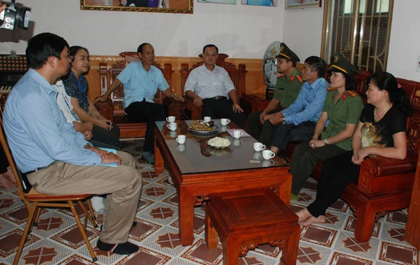 Phó Chủ tịch UBND tỉnh Nguyễn Hữu Thể thăm hỏi, động viên gia đình ông Trần Kim Ngọc, con liệt sỹ Trần Kim Chiến (phường Kim Tân).