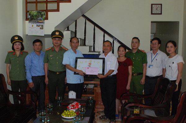 Đoàn công tác tặng quà thương binh Hà Văn Nhiêu.