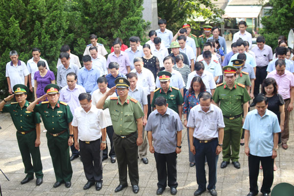 Phút mặc niệm tưởng nhớ công ơn các anh hùng liệt sỹ. Thắp hương tri ân các anh hùng liệt sỹ tại Nghĩa trang liệt sỹ phường Nam Cường.