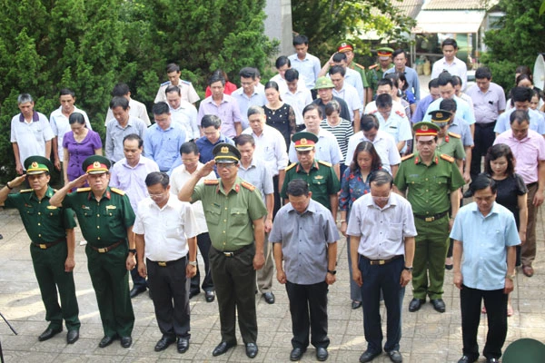 Phút mặc niệm tưởng nhớ công ơn các anh hùng liệt sỹ. Thắp hương tri ân các anh hùng liệt sỹ tại Nghĩa trang liệt sỹ phường Nam Cường.