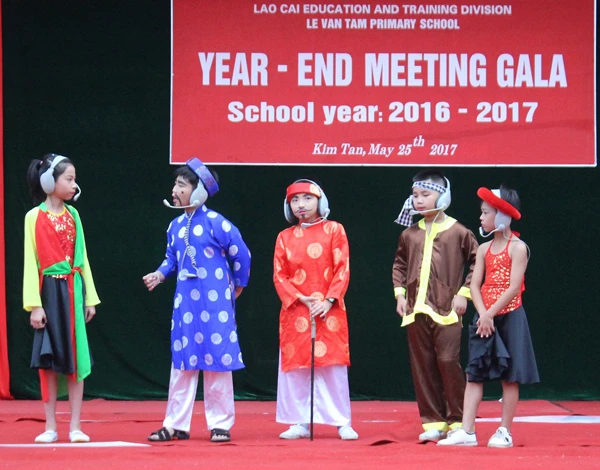 Màn báo cáo thành tích năm học 2016 - 2017 qua tiểu phẩm “Xã trưởng - Mẹ Đốp” do học sinh thể hiện. Khen thưởng tập thể lớp có thành tích xuất sắc trong năm học 2016 - 2017.