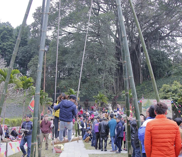 Trò chơi đánh đu được tổ chức vui vẻ, an toàn. Trò chơi gánh nước bỏ lọ cần sự khéo léo. Chọi dế đầy hấp dẫn.