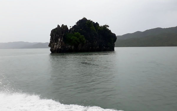 Du khách đi thăm huyện đảo Cô Tô xuất phát từ cảng Cái Rồng, huyện Vân Đồn (Quảng Ninh). Tàu cá của ngư dân đánh bắt hải sản ở vùng biển Cô Tô. Trên đường ra huyện đảo Cô Tô, đi qua hòn đảo Minh Châu xinh đẹp. Huyện đảo Cô Tô có hồ nước ngọt rộng hàng chục nghìn mét vuông, đủ cung cấp nước sạch cho người dân nơi đây sinh hoạt, sản xuất. Huyện đảo Cô Tô đa dạng trong sản xuất kinh tế, địa hình. Huyện đảo Cô Tô có 50 hòn đảo lớn, nhỏ với tổng diện tích trên 50 ha. Nhiều nhà hàng, khách sạn sang trọng được xây dựng trên huyện đảo Cô Tô. Mỗi ngày có hàng chục chuyến tàu cao tốc đưa du khách ra thăm đảo Cô Tô. Thời gian đi tàu cao tốc từ cảng Cái Rồng ra huyện đảo Cô Tô khoảng 1,5 giờ.