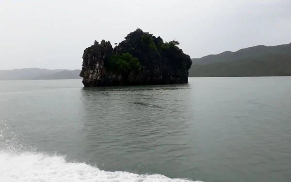 Du khách đi thăm huyện đảo Cô Tô xuất phát từ cảng Cái Rồng, huyện Vân Đồn (Quảng Ninh). Tàu cá của ngư dân đánh bắt hải sản ở vùng biển Cô Tô. Trên đường ra huyện đảo Cô Tô, đi qua hòn đảo Minh Châu xinh đẹp. Huyện đảo Cô Tô có hồ nước ngọt rộng hàng chục nghìn mét vuông, đủ cung cấp nước sạch cho người dân nơi đây sinh hoạt, sản xuất. Huyện đảo Cô Tô đa dạng trong sản xuất kinh tế, địa hình. Huyện đảo Cô Tô có 50 hòn đảo lớn, nhỏ với tổng diện tích trên 50 ha. Nhiều nhà hàng, khách sạn sang trọng được xây dựng trên huyện đảo Cô Tô. Mỗi ngày có hàng chục chuyến tàu cao tốc đưa du khách ra thăm đảo Cô Tô. Thời gian đi tàu cao tốc từ cảng Cái Rồng ra huyện đảo Cô Tô khoảng 1,5 giờ.