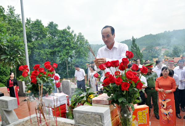 Đồng chí Vũ Xuân Cường cùng đoàn công tác viếng Nghĩa trang liệt sỹ huyện Bát Xát.