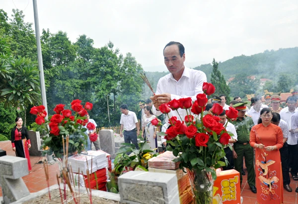 Đồng chí Vũ Xuân Cường cùng đoàn công tác viếng Nghĩa trang liệt sỹ huyện Bát Xát. Đồng chí Vũ Xuân Cường cùng đoàn công tác viếng Nghĩa trang liệt sỹ huyện Bát Xát.