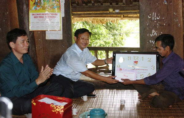 Thăm gia đình thương binh Lù Văn Sai. Thăm gia đình thương binh Lù Văn Sai.