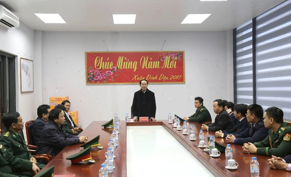 Chủ tịch nước tặng quà hộ đồng bào dân tộc thiểu số thuộc diện nghèo ở xã Gia Phú, Bảo Thắng. Thăm hỏi và tặng quà đồng bào dân tộc thiểu số xã Bản Khoang, Sa Pa. Chủ tịch nước Trần Đại Quang và lãnh đạo tỉnh Lào Cai chụp ảnh lưu niệm trên đỉnh Fansipan. Trồng cây lưu niệm tại Ga đi cáp treo Fansipan. Đoàn công tác thăm Cửa khẩu đường bộ số II Kim Thành. Chủ tịch nước làm việc với lực lượng liên ngành tại Cửa khẩu đường bộ số II Kim Thành.