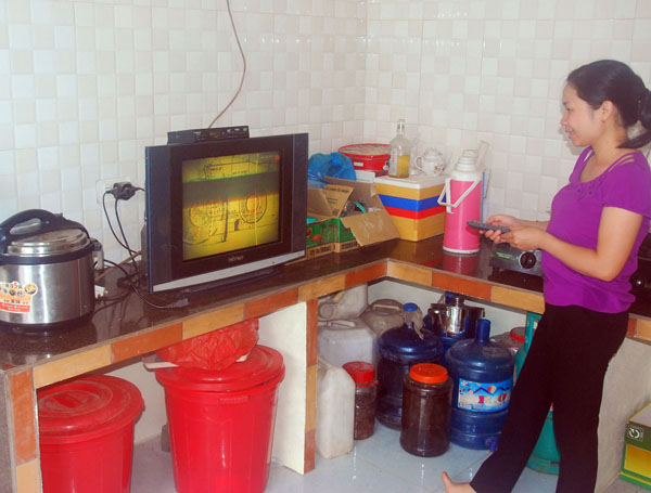 Điện lưới quốc gia giúp nhiều hộ dân ở xã Tả Phời có điều kiện sống tốt hơn.