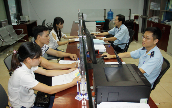 Cán bộ Chi cục Hải quan Cửa khẩu Lào Cai làm thủ tục xuất - nhập khẩu hàng hóa cho doanh nghiệp.