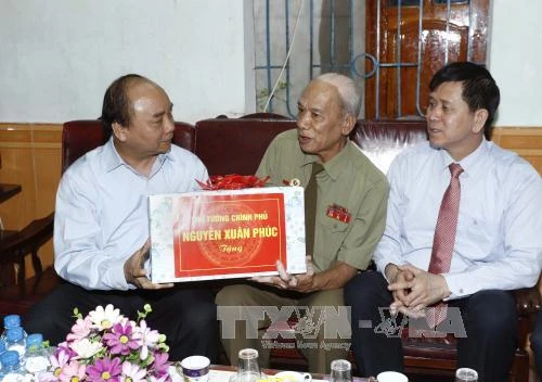 Thủ tướng Nguyễn Xuân Phúc đến thăm và tặng quà gia đình thương binh Nguyễn Thanh Lâm ở Tiểu khu 19/8, thị trấn Nông trường Mộc Châu, huyện Mộc Châu, tỉnh Sơn La.