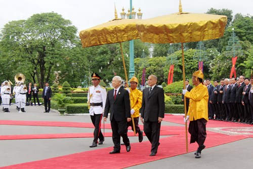 Quốc vương Nô-rô-đôm Xi-ha-mu-ni mời Tổng Bí thư Nguyễn Phú Trọng duyệt Đội danh dự. Quốc vương Nô-rô-đôm Xi-ha-mu-ni mời Tổng Bí thư Nguyễn Phú Trọng duyệt Đội danh dự.