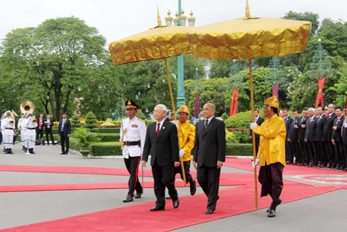 Quốc vương Nô-rô-đôm Xi-ha-mu-ni mời Tổng Bí thư Nguyễn Phú Trọng duyệt Đội danh dự. Quốc vương Nô-rô-đôm Xi-ha-mu-ni mời Tổng Bí thư Nguyễn Phú Trọng duyệt Đội danh dự.