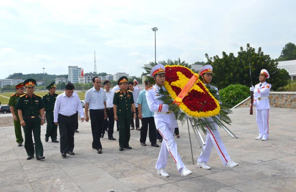 Đại tướng Đỗ Bá Tỵ, Phó Chủ tịch Quốc hội và Đoàn công tác đến đặt vòng hoa dâng hương tưởng niệm các Anh hùng liệt sĩ. Đại tướng Đỗ Bá Tỵ, Phó Chủ tịch Quốc hội và Đoàn công tác đến đặt vòng hoa dâng hương tưởng niệm các Anh hùng liệt sĩ.