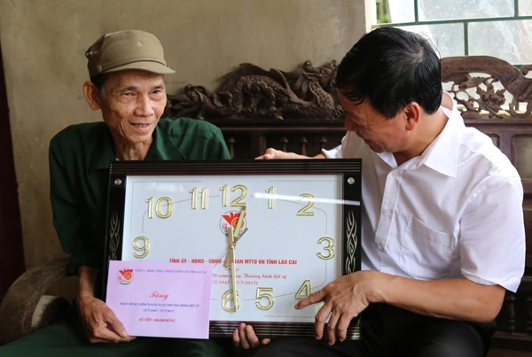 Thăm và tặng quà bà Hoàng Thị Phong là mẹ liệt sỹ. Thăm và tặng quà thương binh Hoàng Văn Ủa. Thăm và tặng quà bà Hoàng Thị Phong là mẹ liệt sỹ. Thăm và tặng quà thương binh Hoàng Văn Ủa.