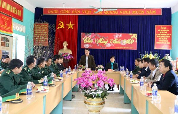 Đồng chí Hầu A Lềnh chúc Tết chỉ huy, chiến sĩ Đồn Biên phòng Bản Lầu.