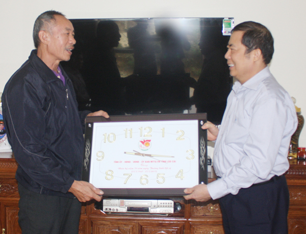 Phó Chủ tịch UBND tỉnh Nguyễn Thanh Dương thăm, tặng quà các gia đình chính sách tại Sa Pa ảnh 5