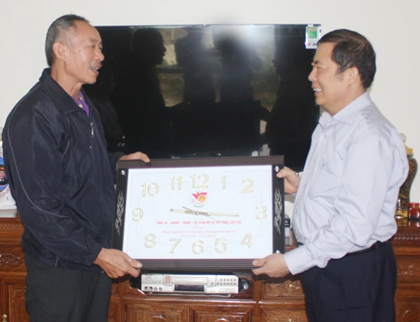 Phó Chủ tịch UBND tỉnh Nguyễn Thanh Dương thăm, tặng quà các gia đình chính sách tại Sa Pa ảnh 5