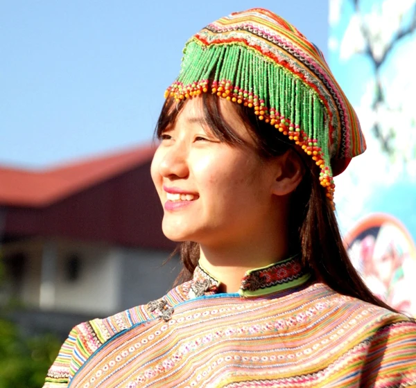 Rạng rỡ nụ cười thiếu nữ dân tộc Mông ảnh 3