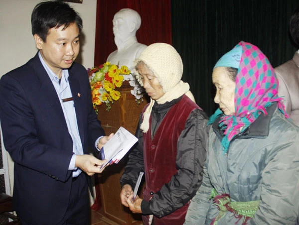 Tặng quà tết cho các hộ nghèo, hộ khó khăn