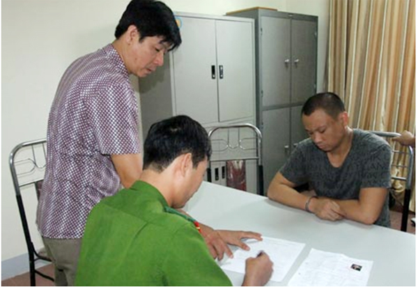 Thượng tá Đỗ Mạnh Tiến (đứng) - người có nhiều năm tham gia truy bắt tội phạm truy nã.