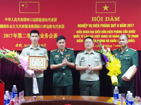 Lãnh đạo hai bên trao danh hiệu Sứ giả hữu nghị quý II năm 2017.
