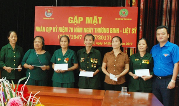 Tặng quà các cựu thanh nhiên xung phong. Tặng quà các cựu thanh nhiên xung phong.