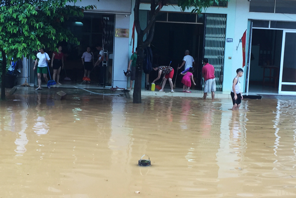 Một tuyến phố ở phường Duyên Hải bị ngập sâu trong nước. Nhiều đoạn trên đường Hoàng Liên ngập nước gây khó khăn cho các phương tiện tham gia giao thông. Đường Nhạc Sơn (đoạn qua phường Kim Tân) ngập sâu trong nước. Bùn đất từ trên đồi tràn xuống phố Lê Thanh (đoạn qua phường Bắc Cường). Đoạn Quốc lộ 4E qua địa bàn phường Bắc Cường bị ngập sâu trong nước. Lực lượng cảnh sát giao thông có mặt kịp thời để đảm bảo an toàn giao thông trên Quốc lộ 4E (đoạn qua thành phố Lào Cai). Người dân phường Bắc Cường tham gia dọn bùn, đất, khơi thông hệ thống thoát nước.