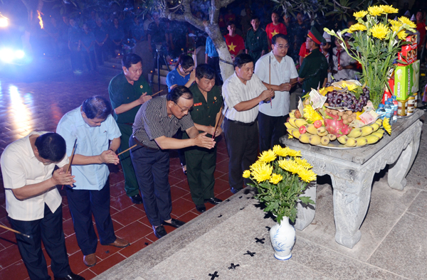 Các đại biểu dâng hương tưởng niệm công ơn các anh hùng liệt sỹ. Bí thư Thành ủy Lào Cai Mai Đình Định cùng các em đội viên dâng hương tưởng niệm các liệt sỹ. Các đoàn viên dâng hương bày tỏ lòng biết ơn, tri ân các anh hùng liệt sỹ. Các đại biểu dâng hương tưởng niệm công ơn các anh hùng liệt sỹ. Bí thư Thành ủy Lào Cai Mai Đình Định cùng các em đội viên dâng hương tưởng niệm các liệt sỹ. Các đoàn viên dâng hương bày tỏ lòng biết ơn, tri ân các anh hùng liệt sỹ.