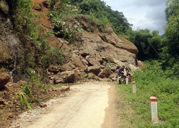 Một điểm sạt lở trên Tỉnh lộ 160.