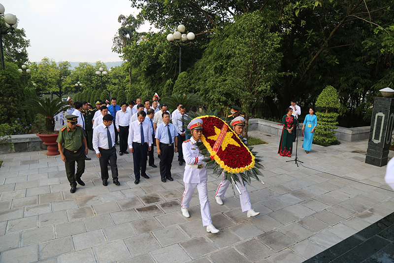 Dâng vòng hoa Nhà bia tưởng niệm Bác Hồ.