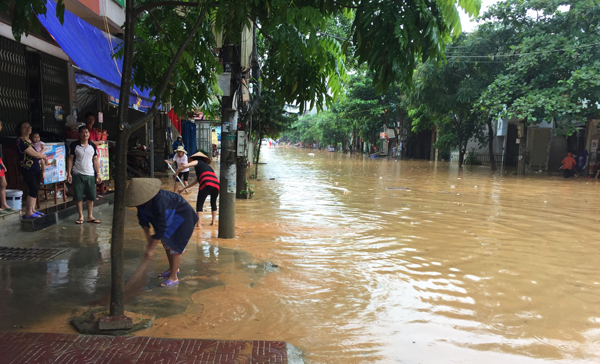Một tuyến phố ở phường Duyên Hải bị ngập sâu trong nước. Nhiều đoạn trên đường Hoàng Liên ngập nước gây khó khăn cho các phương tiện tham gia giao thông. Đường Nhạc Sơn (đoạn qua phường Kim Tân) ngập sâu trong nước. Bùn đất từ trên đồi tràn xuống phố Lê Thanh (đoạn qua phường Bắc Cường). Đoạn Quốc lộ 4E qua địa bàn phường Bắc Cường bị ngập sâu trong nước. Lực lượng cảnh sát giao thông có mặt kịp thời để đảm bảo an toàn giao thông trên Quốc lộ 4E (đoạn qua thành phố Lào Cai). Người dân phường Bắc Cường tham gia dọn bùn, đất, khơi thông hệ thống thoát nước.