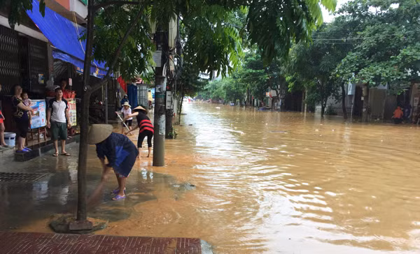 Một tuyến phố ở phường Duyên Hải bị ngập sâu trong nước. Nhiều đoạn trên đường Hoàng Liên ngập nước gây khó khăn cho các phương tiện tham gia giao thông. Đường Nhạc Sơn (đoạn qua phường Kim Tân) ngập sâu trong nước. Bùn đất từ trên đồi tràn xuống phố Lê Thanh (đoạn qua phường Bắc Cường). Đoạn Quốc lộ 4E qua địa bàn phường Bắc Cường bị ngập sâu trong nước. Lực lượng cảnh sát giao thông có mặt kịp thời để đảm bảo an toàn giao thông trên Quốc lộ 4E (đoạn qua thành phố Lào Cai). Người dân phường Bắc Cường tham gia dọn bùn, đất, khơi thông hệ thống thoát nước.