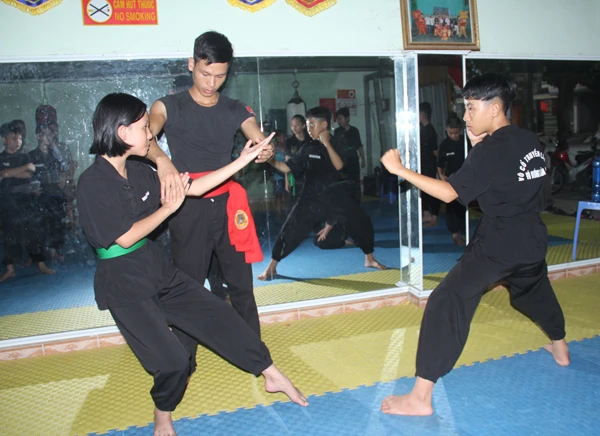 Võ sư Nguyễn Văn Du hướng dẫn võ sinh tập đối kháng.