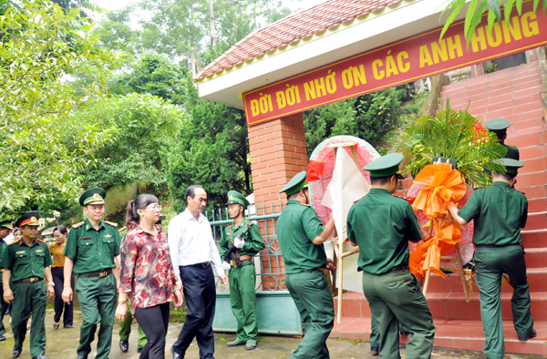 Thăm và tặng quà ông Vũ Ngọc Trưởng (sinh năm 1933, thương binh hạng 4/4, thôn 2, xã Bản Vược). Đồng chí Vũ Xuân Cường dâng hương Đài tưởng niệm liệt sỹ Mỏ đồng Sin Quyền. Dâng hương Nhà bia tưởng niệm các liệt sỹ Đồn Biên phòng A Mú Sung.