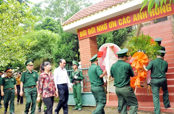 Thăm và tặng quà ông Vũ Ngọc Trưởng (sinh năm 1933, thương binh hạng 4/4, thôn 2, xã Bản Vược). Đồng chí Vũ Xuân Cường dâng hương Đài tưởng niệm liệt sỹ Mỏ đồng Sin Quyền. Dâng hương Nhà bia tưởng niệm các liệt sỹ Đồn Biên phòng A Mú Sung. Thăm và tặng quà ông Vũ Ngọc Trưởng (sinh năm 1933, thương binh hạng 4/4, thôn 2, xã Bản Vược). Đồng chí Vũ Xuân Cường dâng hương Đài tưởng niệm liệt sỹ Mỏ đồng Sin Quyền. Dâng hương Nhà bia tưởng niệm các liệt sỹ Đồn Biên phòng A Mú Sung.