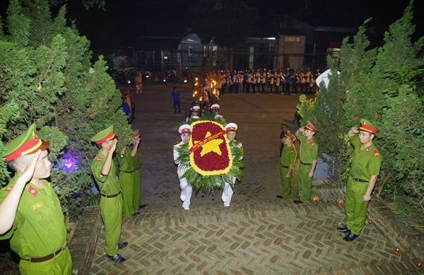 Dâng vòng hoa viếng Nghĩa trang liệt sỹ Lãnh đạo tỉnh dâng hương. Các cháu thiếu nhi thắp hương mộ liệt sỹ. Đoàn viên, thanh niên lực lượng vũ trang dâng hương. Các đoàn viên, thanh niên thắp hương tại mộ liệt sỹ. Dâng vòng hoa viếng Nghĩa trang liệt sỹ Lãnh đạo tỉnh dâng hương. Các cháu thiếu nhi thắp hương mộ liệt sỹ. Đoàn viên, thanh niên lực lượng vũ trang dâng hương. Các đoàn viên, thanh niên thắp hương tại mộ liệt sỹ.