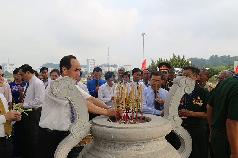 Dâng hương nhân kỷ niệm 70 năm Ngày Thương binh – Liệt sỹ 27/7 ảnh 4